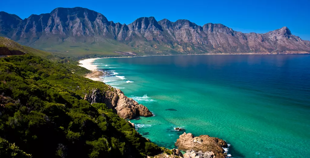 Baie turquoise bordée de montagnes au Cap-Vert