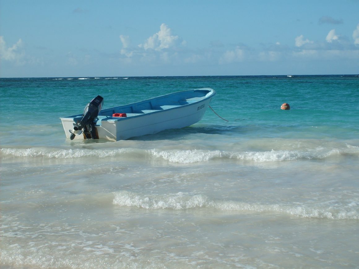 Petite barque sur une plage de sable blanc en République dominicaine