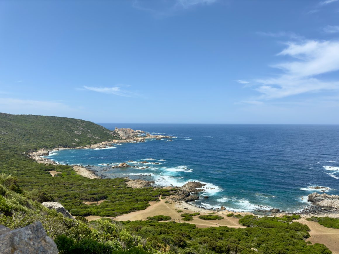 Côte rocheuse de Campomoro en Corse avec crique aux eaux turquoise vue en hauteur.