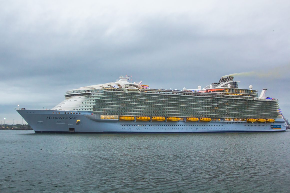 Harmony of the Seas naviguant en sortie de port