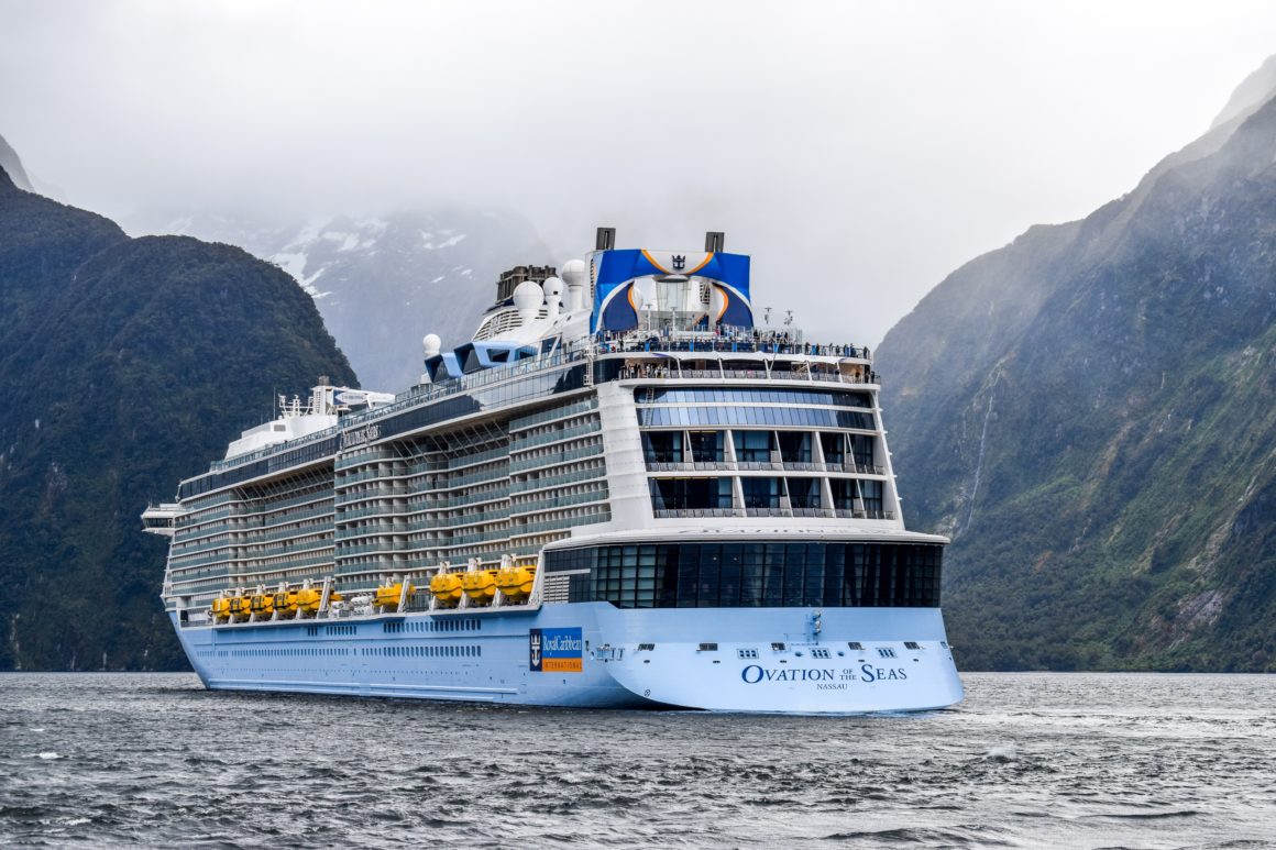 Paquebot Ovation of the Seas dans un fjord