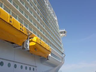 Gros plan sur les canots de sauvetage jaunes d’un paquebot de croisière