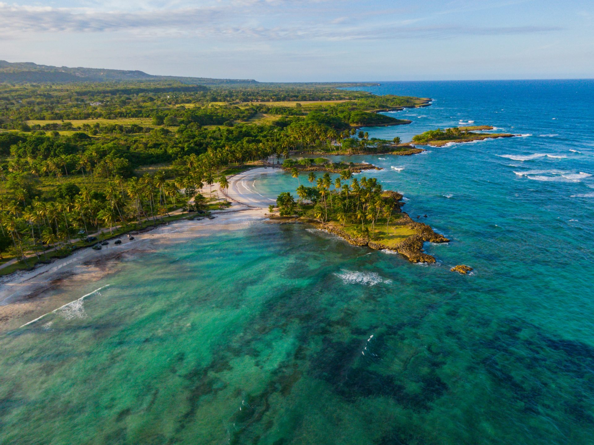 Littoral sauvage et mer turquoise en République dominicaine