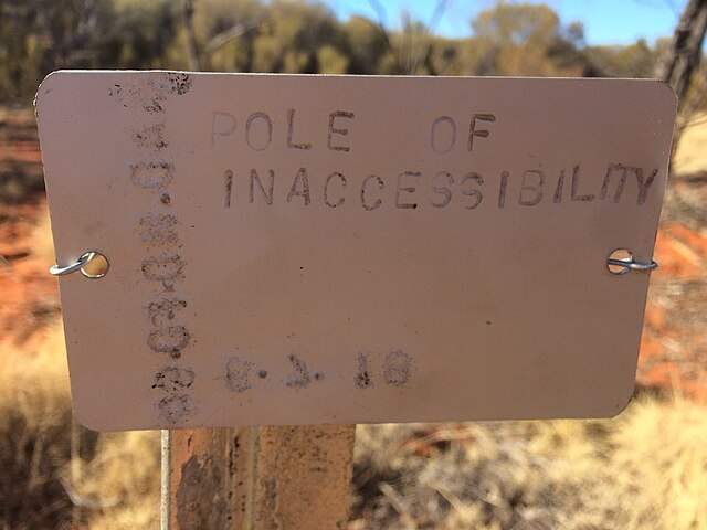 Plaque métallique indiquant « Pole of Inaccessibility »