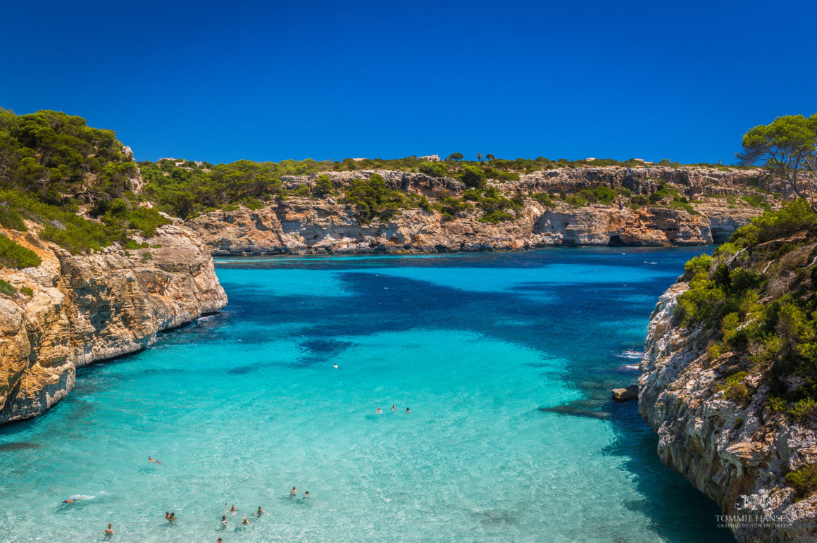 Cala des Moro avec eau turquoise entre falaises calcaires