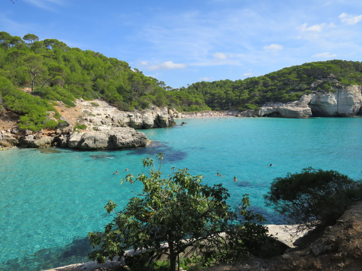 Cala Mitjana, crique claire avec eau turquoise et falaises basses.