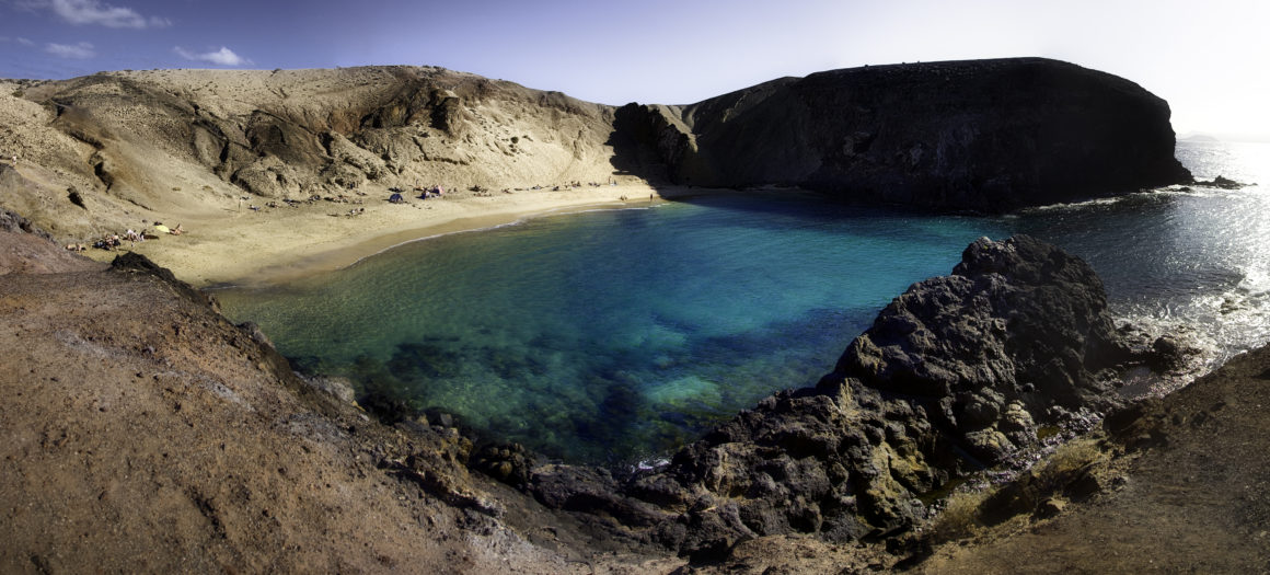 Cala de Papagayo, petite baie abritée aux eaux limpides.