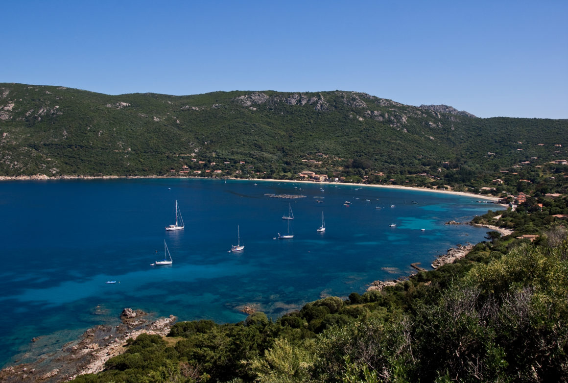 Baie de Campomoro avec voiliers
