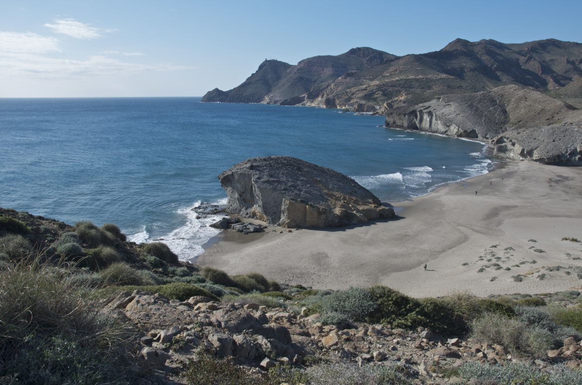Plage sauvage de Mónsul avec sable clair et formations volcaniques