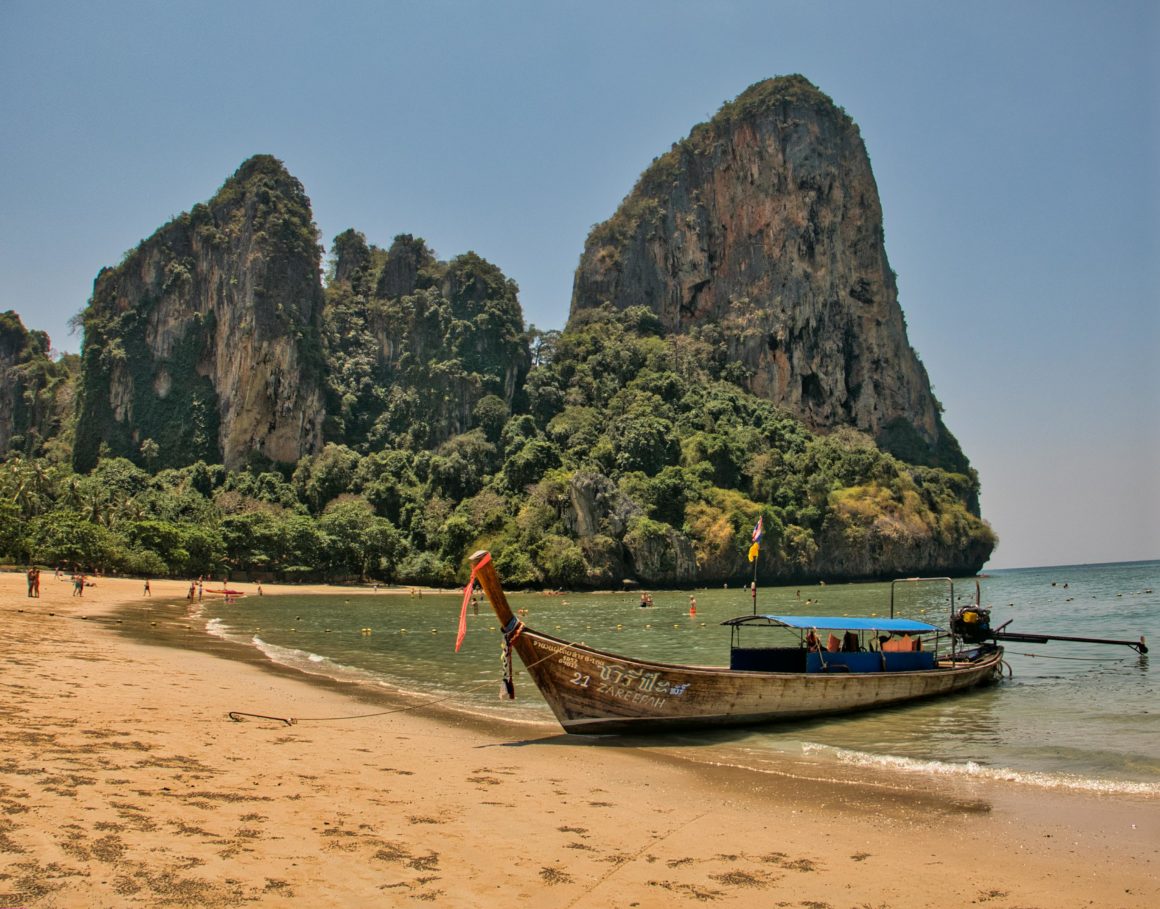 Railay Beach entourée de falaises calcaires en Thaïlande