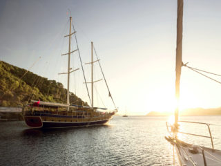 Voilier au coucher de soleil