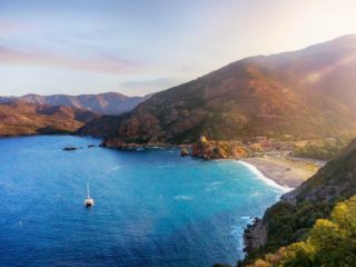 Baie en Corse au coucher du soleil