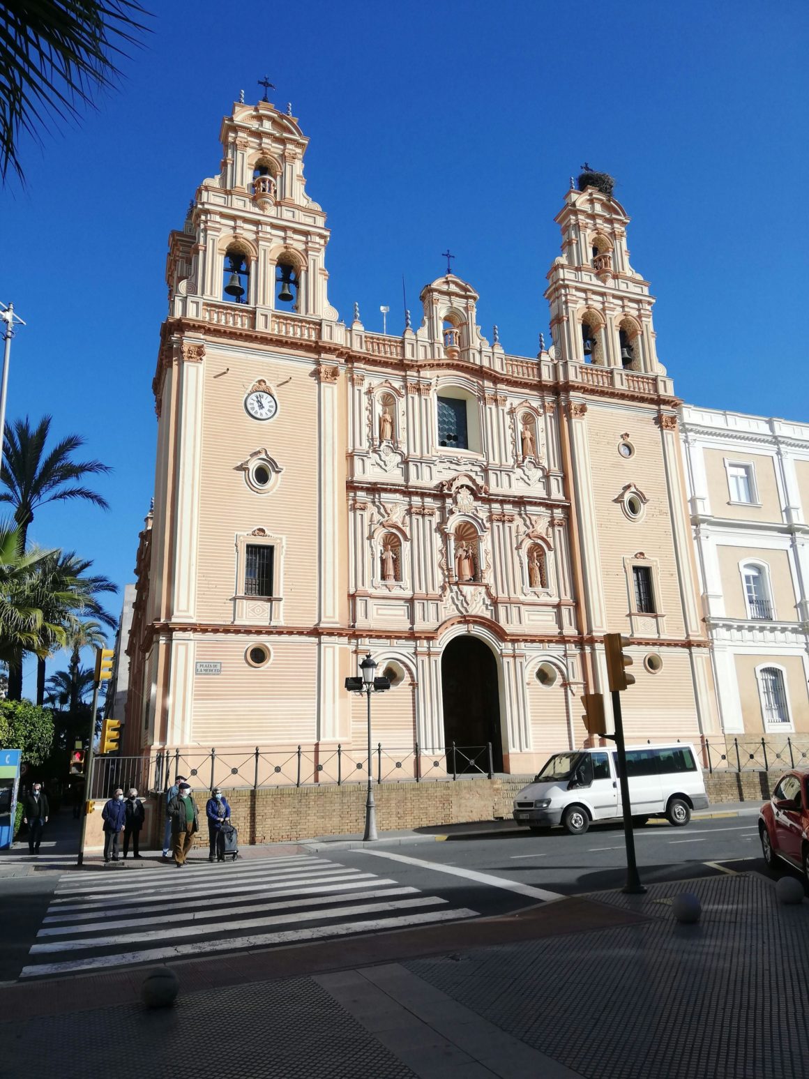 Façade d'une église baroque typique aux tons ocres dans une ville du sud de l'Espagne.