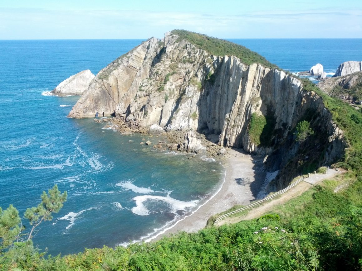 Playa del Silencio, petite crique entourée de falaises rocheuses.
