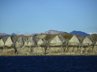 Falaises géologiques escarpées longeant les côtes du Détroit de Magellan.