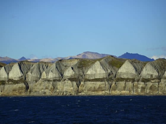Falaises géologiques escarpées longeant les côtes du Détroit de Magellan.