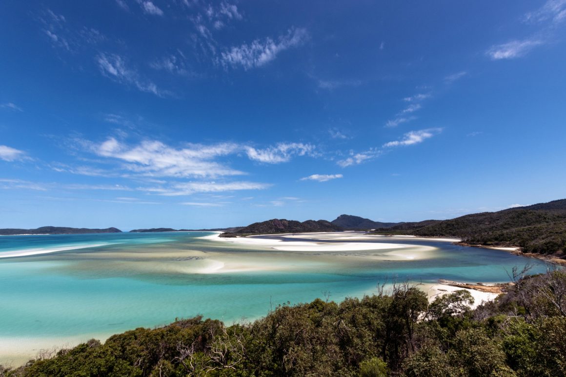 Vue aérienne de Whitehaven Beach avec sable blanc et eaux turquoise à Hill Inlet