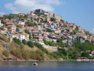 Le village de Molyvos dominé par son château médiéval au sommet de la colline.