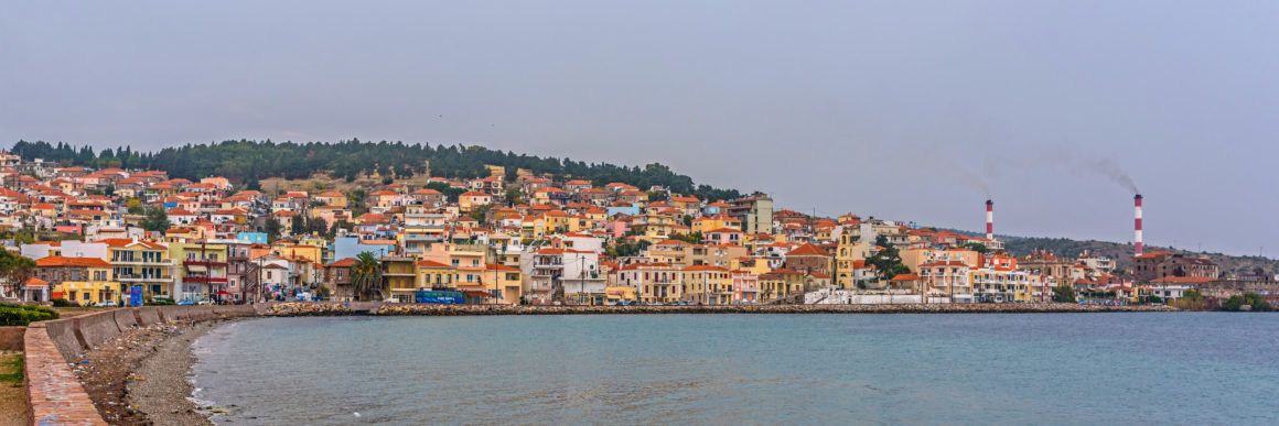 Vue panoramique du front de mer et du port de la ville de Mytilène.