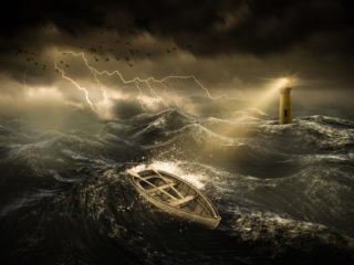 Illustration artistique d'une petite barque affrontant une tempête violente près d'un phare.