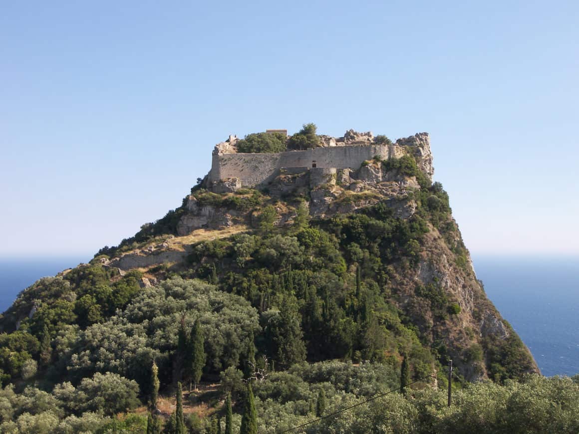 Le château byzantin d'Angelókastro perché au sommet d'une colline abrupte.