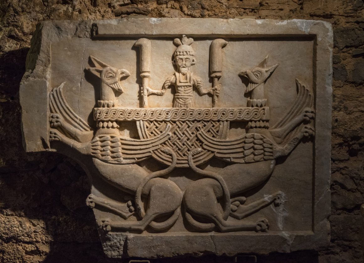 Détail historique en pierre sculptée au château de Karababa à Chalkida.