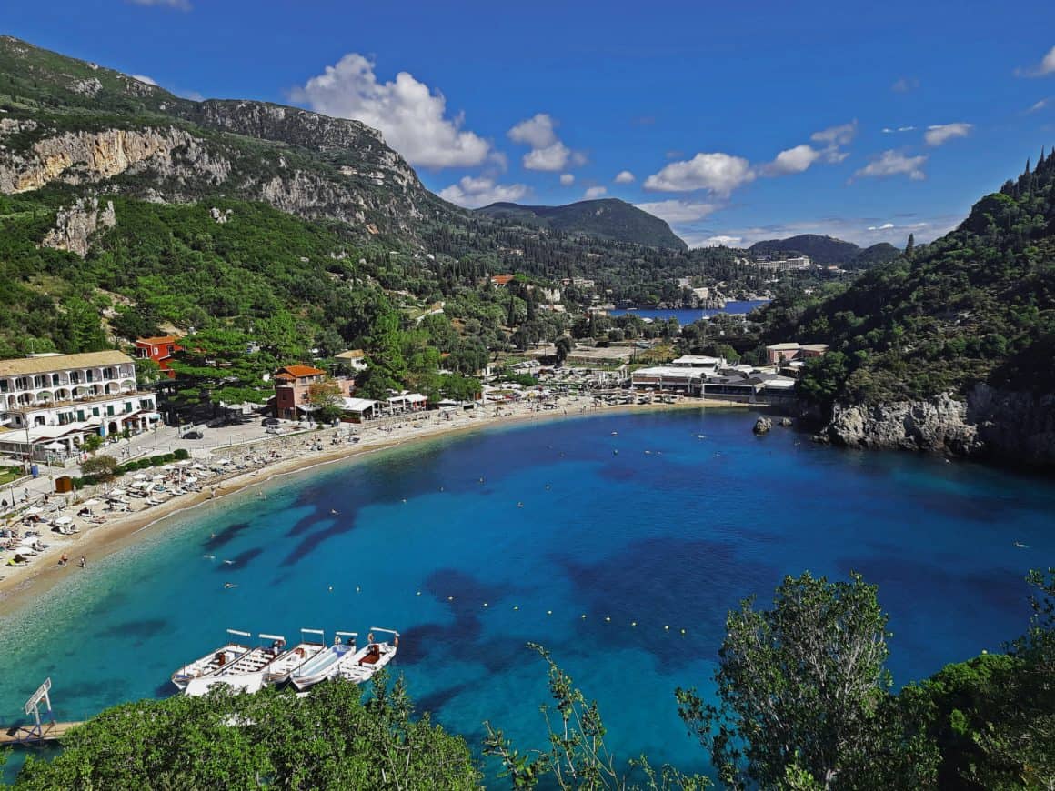 Plage principale et petits bateaux amarrés dans la baie de Paleokastritsa.