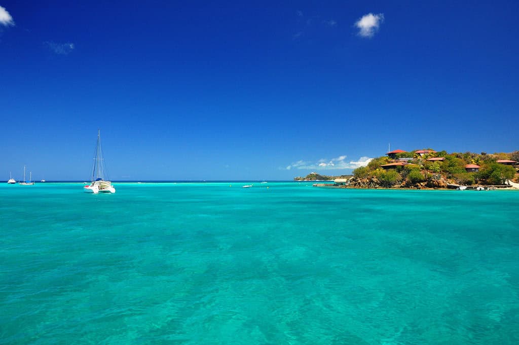 Catamaran dans l'eau turquoise claire.