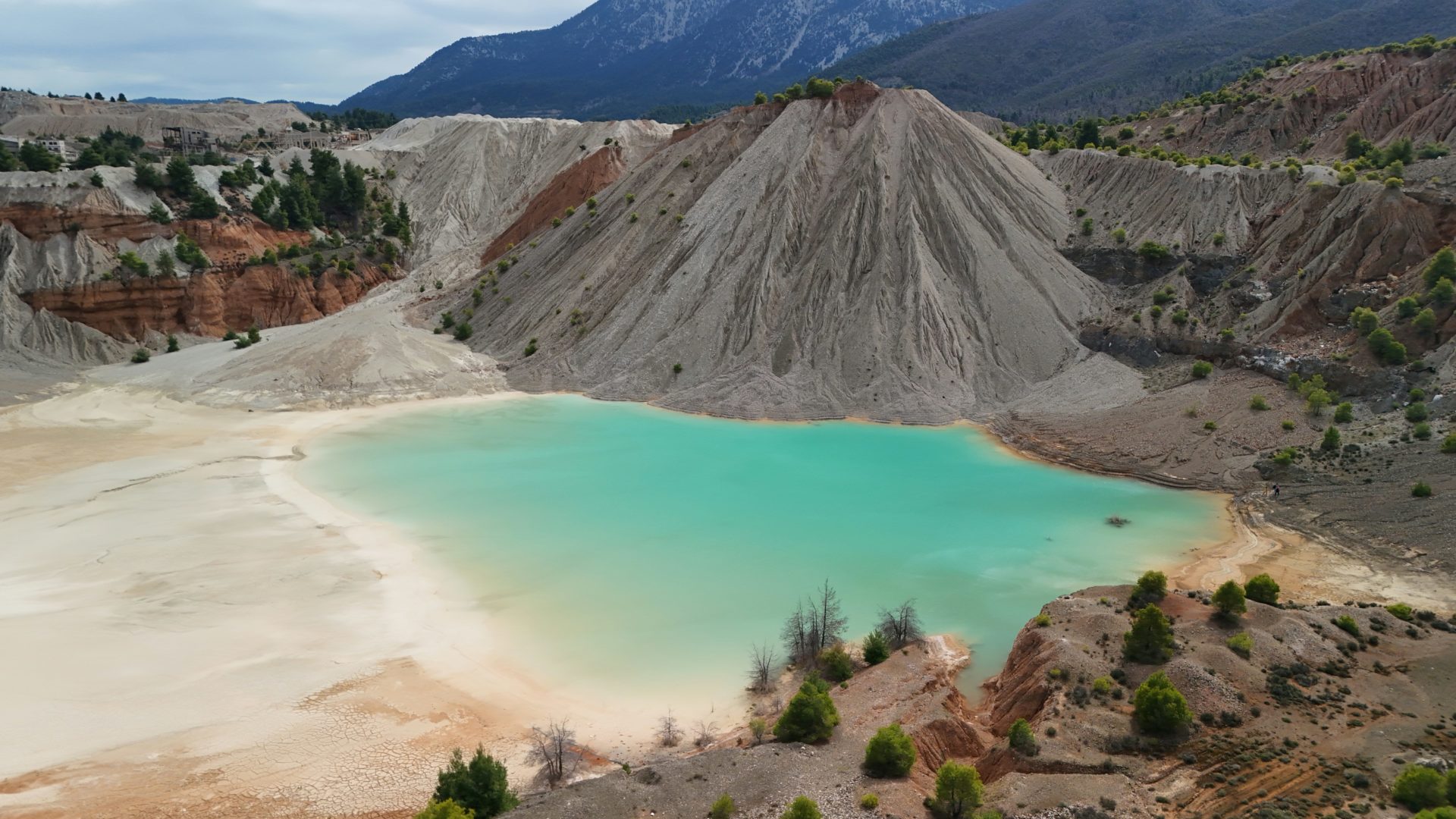 Lac aux eaux turquoise entouré de collines rocheuses sur l'île d'Eubée.