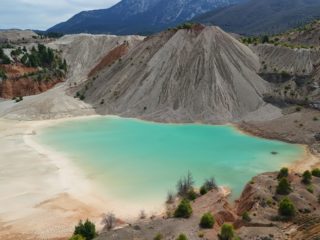 Lac aux eaux turquoise entouré de collines rocheuses sur l'île d'Eubée.