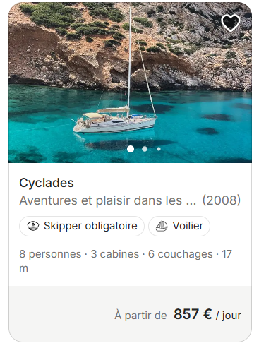 Voilier blanc naviguant près des côtes des Cyclades en Grèce.