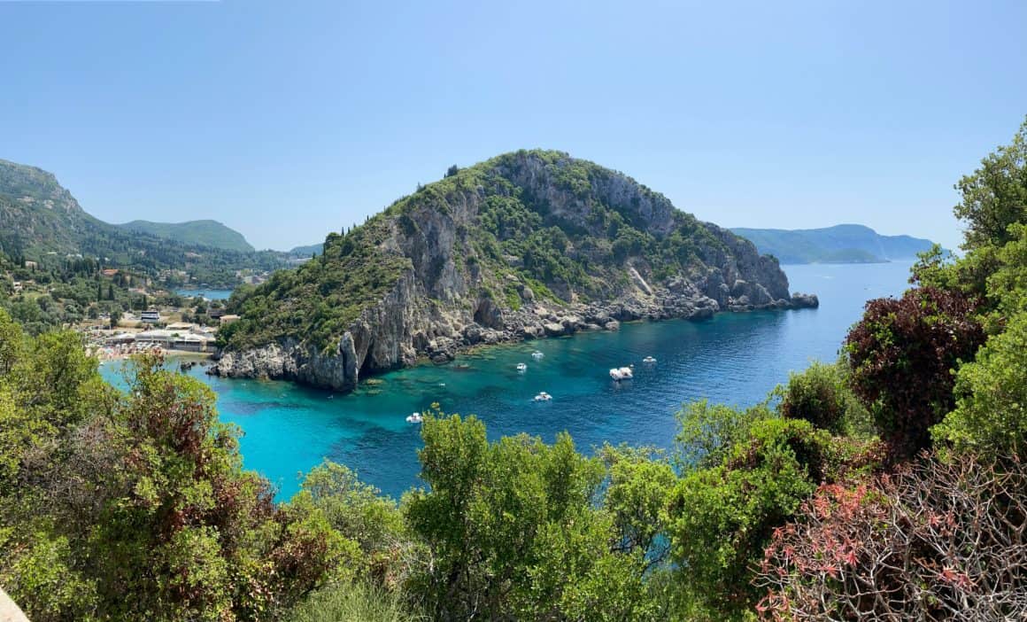 Vue panoramique sur les falaises verdoyantes et l'eau turquoise de Paleokastritsa.