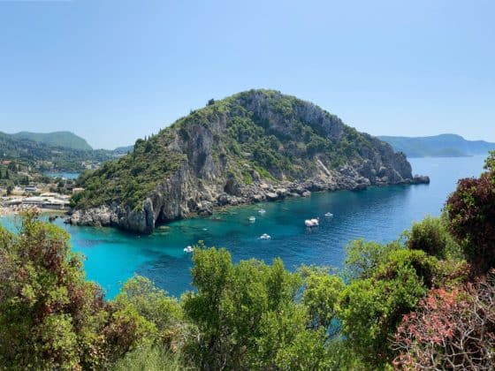 Vue panoramique sur les falaises verdoyantes et l'eau turquoise de Paleokastritsa.