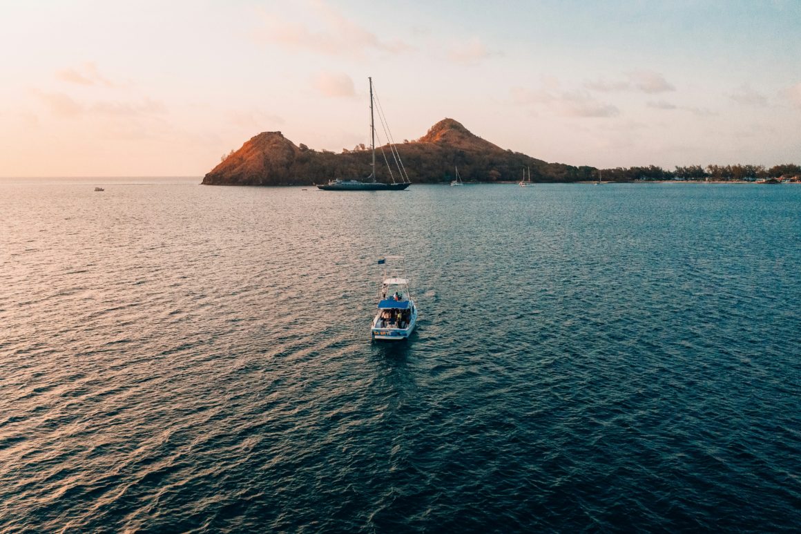 Bateaux devant une île montagneuse à Sainte-Lucie.