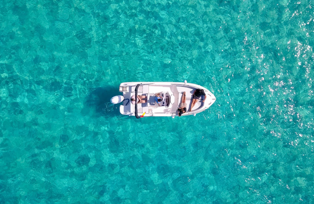 Bateau dans une eau cristalline.
