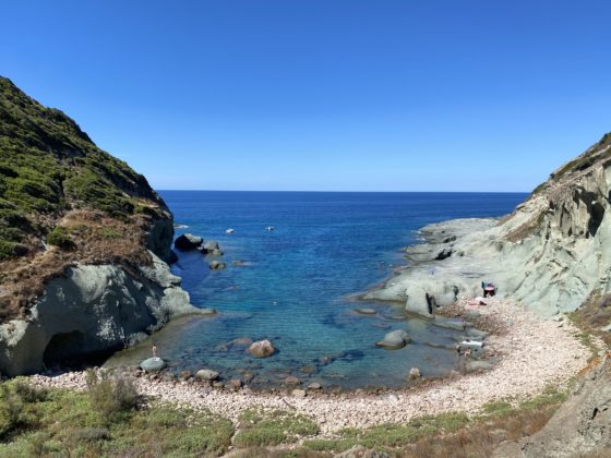 Crique sauvage de Cala 'e Moro et eau turquoise, côte nord-ouest de Sardaigne