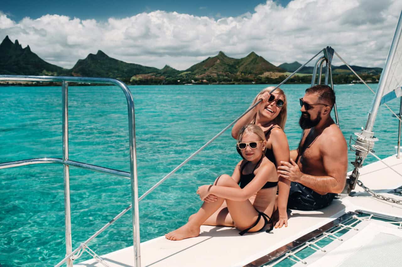 Famille heureuse en voilier vacances.