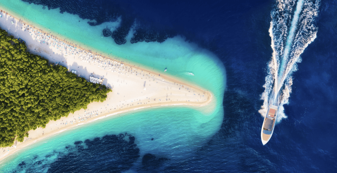 Vue aérienne plage Zlatni Rat.
