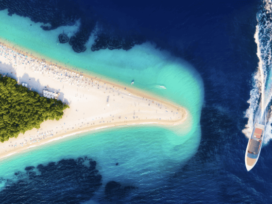 Vue aérienne plage Zlatni Rat.