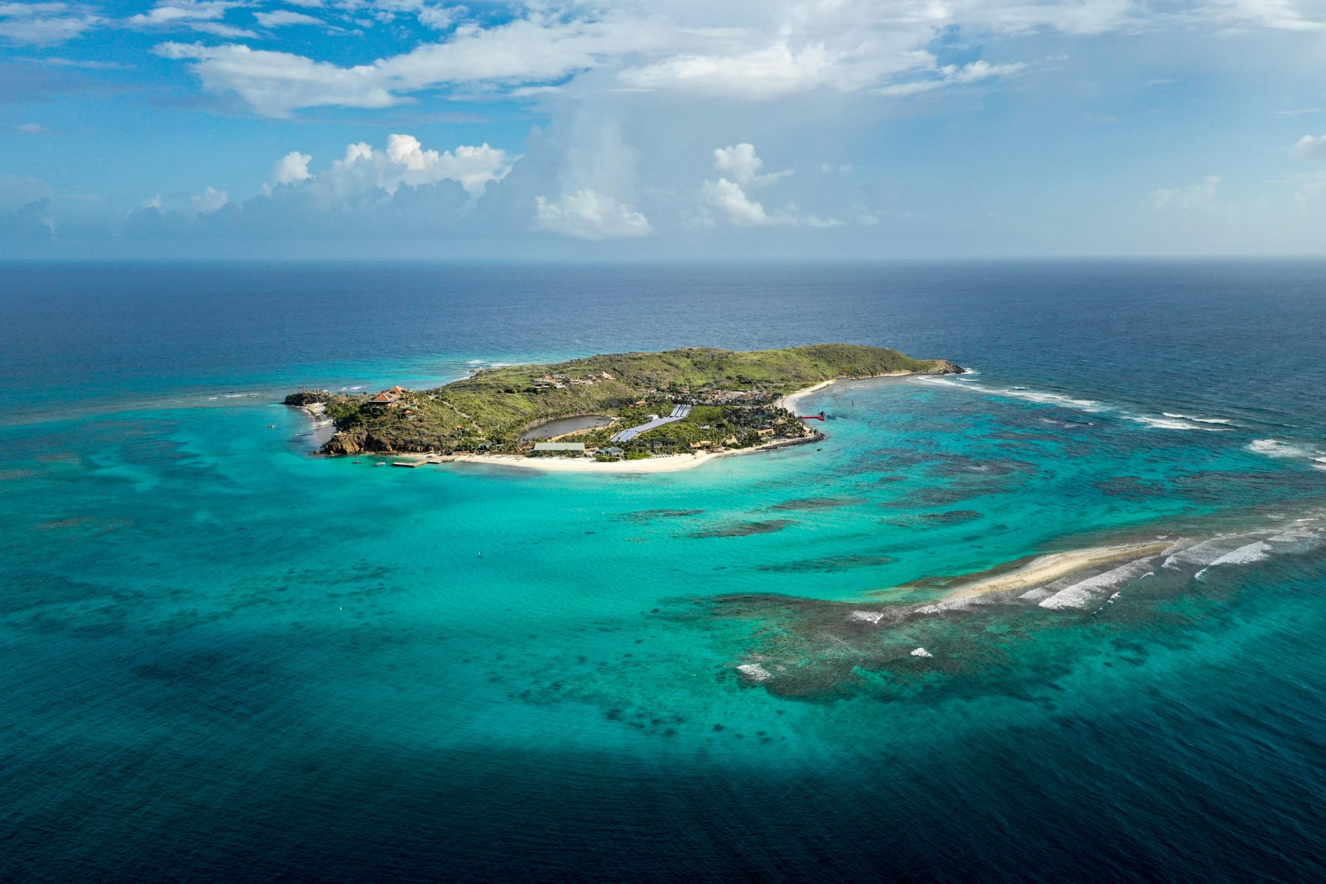 Vue aérienne île privée récifs turquoises BVI.