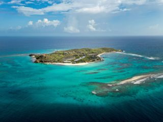 Vue aérienne île privée récifs turquoises BVI.